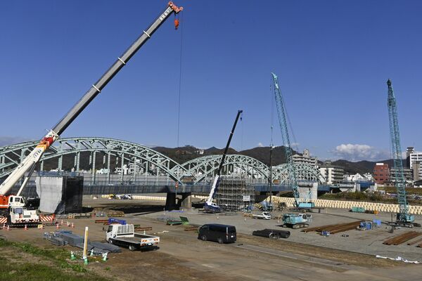 架け替え工事が進む中橋