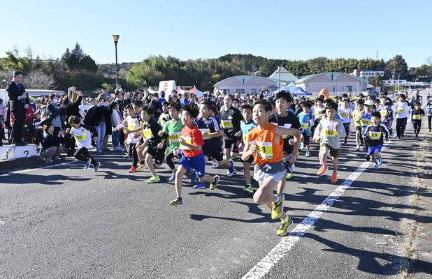 晩秋の那須烏山路に挑む小学生ら