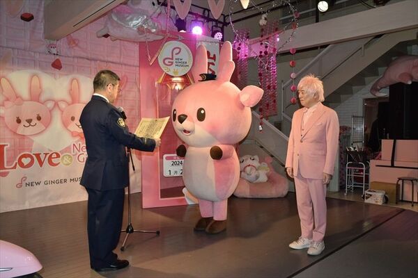 感謝状が送られた「イワシカ」（中央）と岩下社長（右）