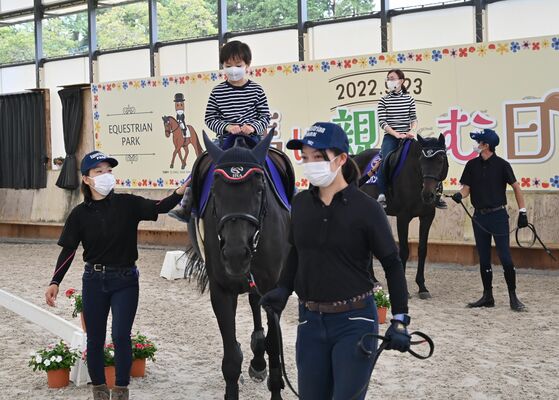 体験乗馬を楽しむ参加者