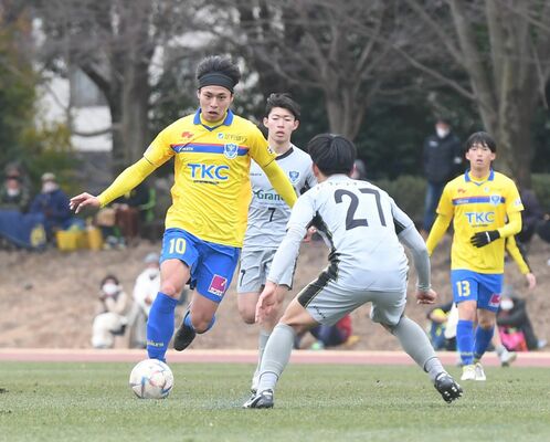 練習試合２本目、ドリブルで突破を試みる栃木ＳＣの森（左端）
