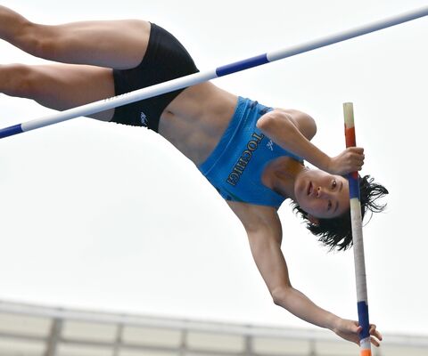 陸上成年女子棒高跳び決勝　優勝した諸田の跳躍＝宇都宮市のカンセキスタジアムとちぎ