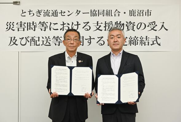 締結式に出席した岩本代表理事（右）と佐藤市長