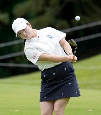 第2日、18番でアプローチショットを放つ後藤未有。通算11アンダーで首位=武蔵丘コース