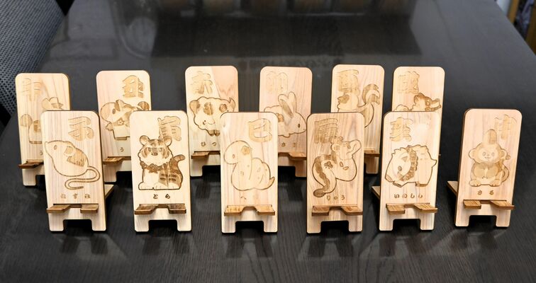 めいじ屋が発売した十二支のヒノキスマートフォンスタンド