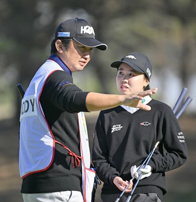 キャディーとして辻を支えた叔父の小林（左）＝21日午前10時10分、東京都江東区、磯真奈美撮影