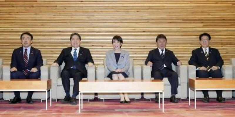 25日、閣議に臨む高市首相(中央)ら=首相官邸