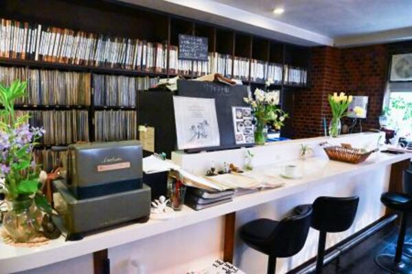 　「名曲喫茶ミニヨン」の店内＝東京都杉並区