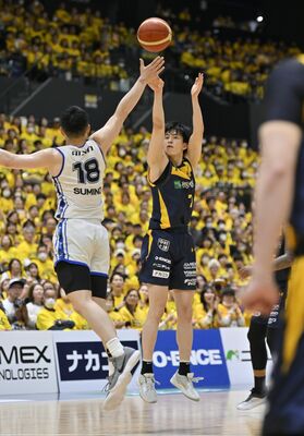 第２クオーター４分、ブレックスの小川（中央）が３点シュートを決める＝日環アリーナ栃木、森田大地撮影