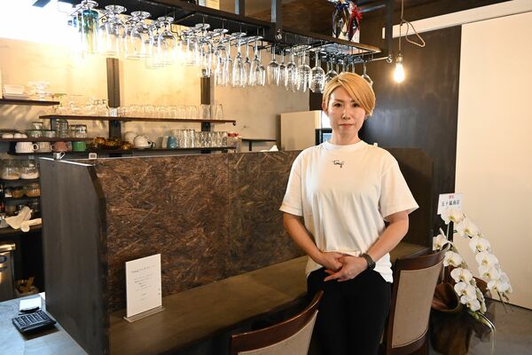 店内に立つ前島さん