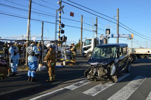 電車と衝突し大破した軽乗用車＝20日午後３時35分、小山市間々田