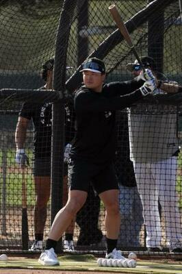 　打撃練習をする村上宗隆＝１０日、グレンデール（イマジンイメージズ・ロイター＝共同）