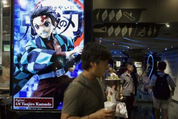 香港の映画館に飾られた「鬼滅の刃」の最新作映画の広告=20日(共同)