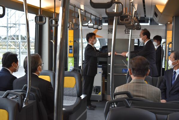 ＬＲＴ車両内で行われた運転士の帰任式＝４日午後、宇都宮市下平出町