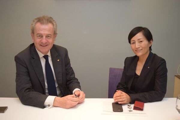 オトワレストランを訪れ音羽さん（右）と対談するガルディニエ会長＝28日午後、宇都宮市西原町