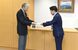 瀬戸副大臣（右）に要望書を手渡す福田知事＝７日午前、内閣府