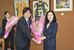 和田さんからカーネーションを受け取る福田知事の妻の喜江子さん（右）＝10日午前、県庁