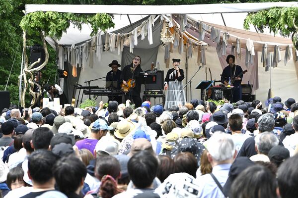 演奏を披露する小泉さんらの音楽ユニット「黒猫同盟」=1日午後、足利市迫間