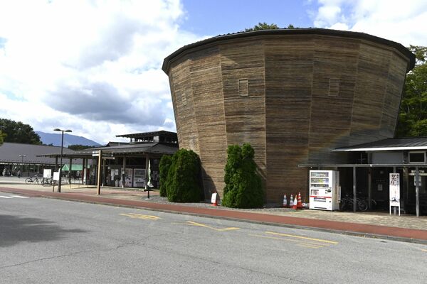 木の切り株をモチーフにした観光案内所が目立つ道の駅那須高原友愛の森