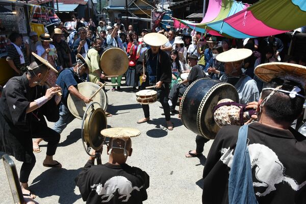 屋外で「やかまし囃子」を披露する切腹ピストルズ＝５月30日、栃木市