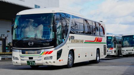 　「ベッド型」座席を導入した高知駅前観光のバス（同社提供）