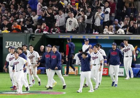 　延長１０回タイブレークで台湾に敗れ、肩を落とす韓国の選手たち＝東京ドーム