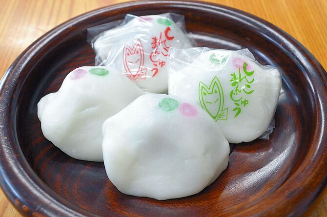 「和菓子処 菊本屋」のしんこまんじゅう(つぶしあん、こしあん各110円)。1月上旬~3月末まで販売