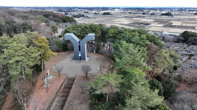 北山霊園の高台に立つ宇都宮市慰霊塔。太平洋戦争を中心に明治時代以降の戦争で命を落とした７０６３柱が合祀されている（ドローンから）