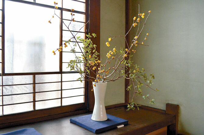 　　　　　出展作家の花器にロウバイとツツジを合わせました