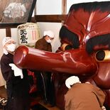 災いよけの天狗様に願い込め...　日本一の大天狗面すす払い　大田原・光…