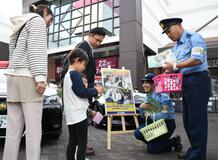 薄暮事故防止へ反射材を配布