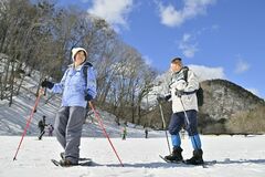 【夕刊】銀世界「サクッ」と雪上散歩