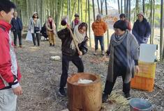里山活動に感謝 餅つきを楽しむ