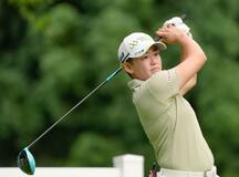 岩井明愛、首位と３打差１２位