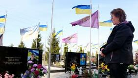 虐殺から4年、遺族ら祈り