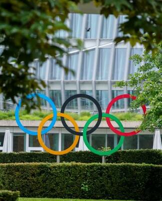 国際オリンピック委員会(IOC)本部前に掲げられた五輪マーク=6日、ローザンヌ(ロイター=共同)