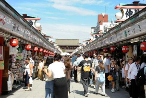 　商店がひしめく仲見世＝東京都台東区