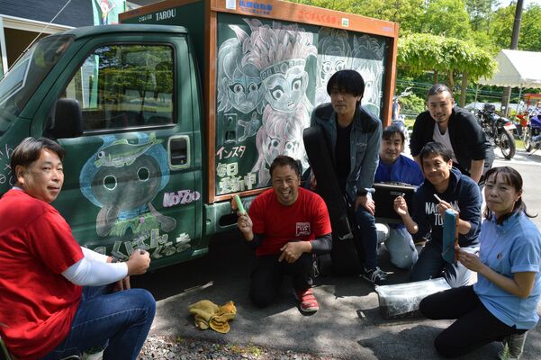 佐原さん（左から２人目）らこくばんくるまに絵を描くメンバー
