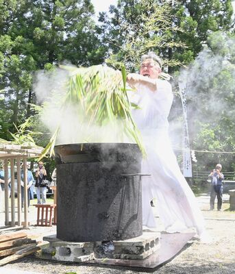湯立て神事に臨む篠田薫さん