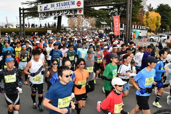 大田原マラソンに臨む大勢のランナーたち＝２３日午前１０時、大田原市美原１丁目