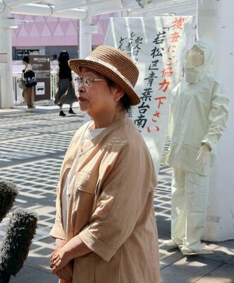 　ビラ配り後、取材に応じる永野弘子さん＝２９日午前、北九州市のＪＲ小倉駅前