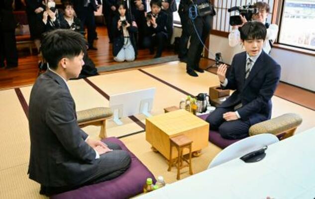 　将棋の第５１期棋王戦コナミグループ杯第４局の検分を行う藤井聡太棋王（右）と増田康宏八段＝１４日午後、栃木県日光市