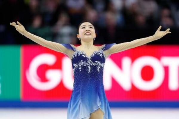 女子フリーの演技を終え、あいさつする千葉百音=プラハ(共同)