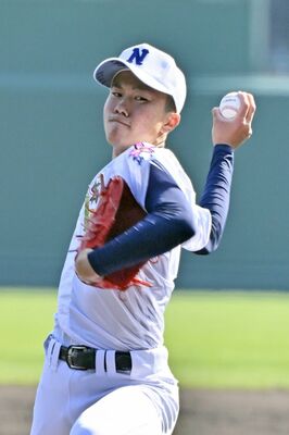 ７回２失点と力投した佐野日大の先発・鈴木＝甲子園、広瀬華撮影
