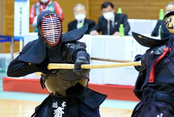 銃剣道少年男子決勝　１分37秒、本県大将の斎藤が上胴を決める＝壬生高体育館