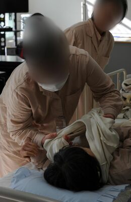 介護職員を目指す職業訓練。受刑者は質問しながら真剣に取り組む=2015年2月3日午前(画像は一部加工しています)