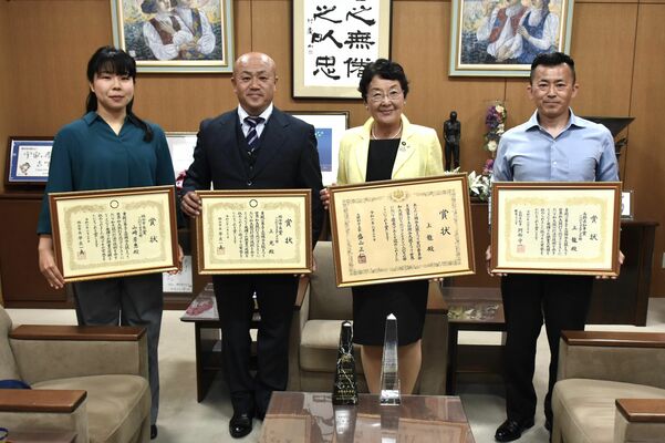 大川市長（右から２人目）を表敬訪問した龍さん（右）、光さん（同３人目）、山崎さん（左）