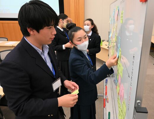 「こども未来サミット」の宣言に向け、事前学習に取り組む生徒たち＝13日午後、県庁