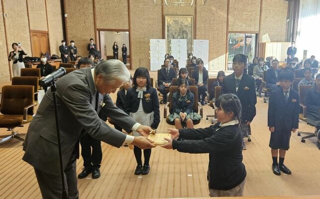 福田知事から賞状を渡される児童=11日午後、県公館