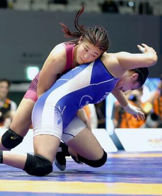 女子62キロ級決勝を制し優勝した尾崎野乃香(左)=駒沢体育館